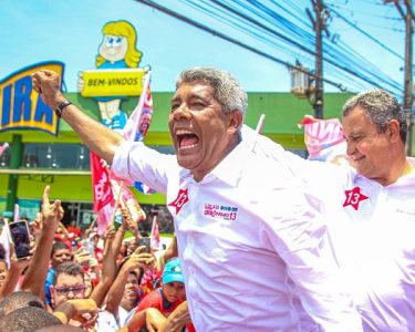 O governador Jerônimo Rodrigues voltou a anunciar novos investimentos em obras públicas na Bahia. Os anúncios, no entanto, ocorrem em meio a críticas sobre o andamento de diversos empreendimentos iniciados pelo Estado que ainda não foram concluídos. Enquanto a oposição cobra prioridade para finalizar obras paradas ou atrasadas, o governo afirma que segue investindo em novas intervenções sem deixar de dar continuidade aos projetos em execução. O tema reforça o debate sobre planejamento, gestão e eficiência na aplicação dos recursos públicos.