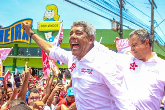 O governador Jerônimo Rodrigues voltou a anunciar novos investimentos em obras públicas na Bahia. Os anúncios, no entanto, ocorrem em meio a críticas sobre o andamento de diversos empreendimentos iniciados pelo Estado que ainda não foram concluídos. Enquanto a oposição cobra prioridade para finalizar obras paradas ou atrasadas, o governo afirma que segue investindo em novas intervenções sem deixar de dar continuidade aos projetos em execução. O tema reforça o debate sobre planejamento, gestão e eficiência na aplicação dos recursos públicos.